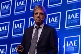 Caputo rechazó críticas por la ampliación de la banda cambiaria y anticipó que el BCRA comprará reservas