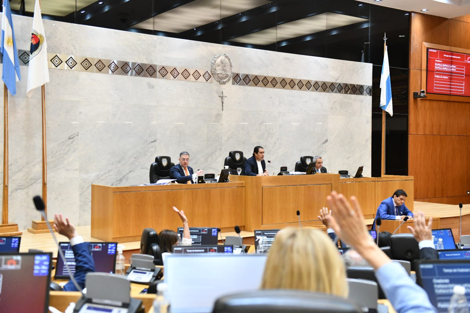 La "emergencia electoral" se coló en el debate de leyes económicas y desató un cruce en la Legislatura