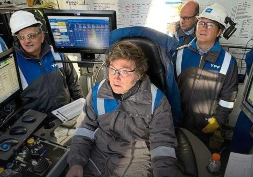 Milei, el incendiario: ahora se entiende el porqué del mameluco ignífugo de YPF