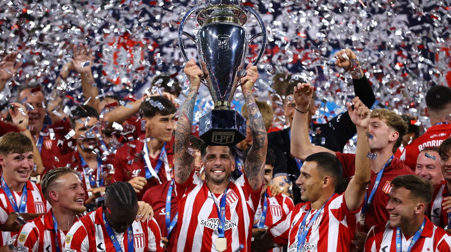 Estudiantes volvió a golpear en una final y levantó el Trofeo de Campeones