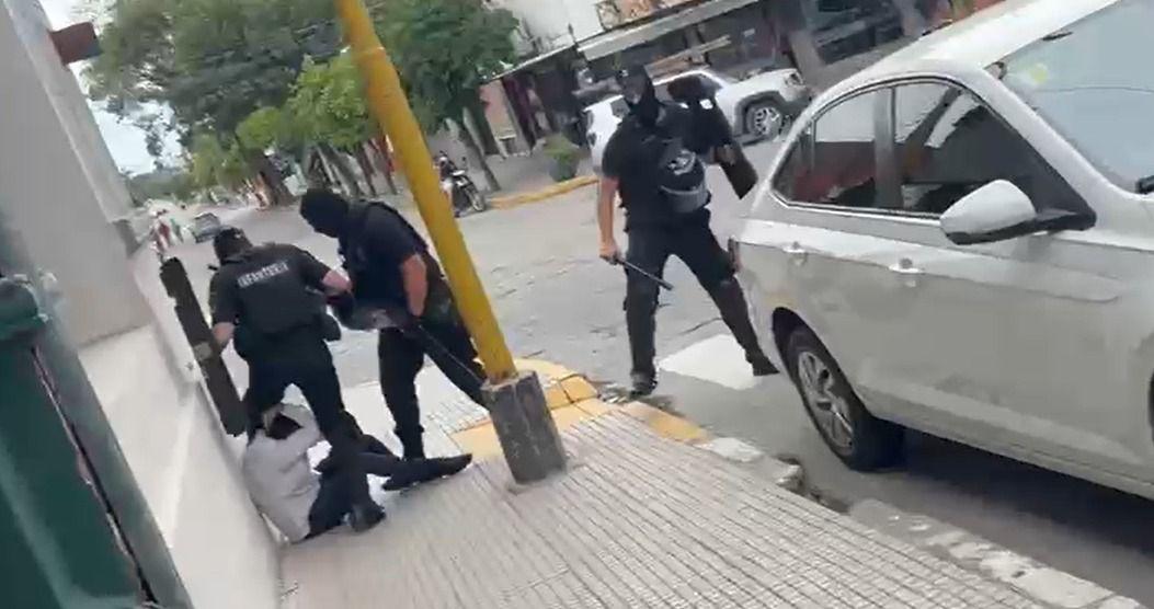 La sugestiva foto que se tomaron policías tras la represión a bancarios y que ahora piden investigar