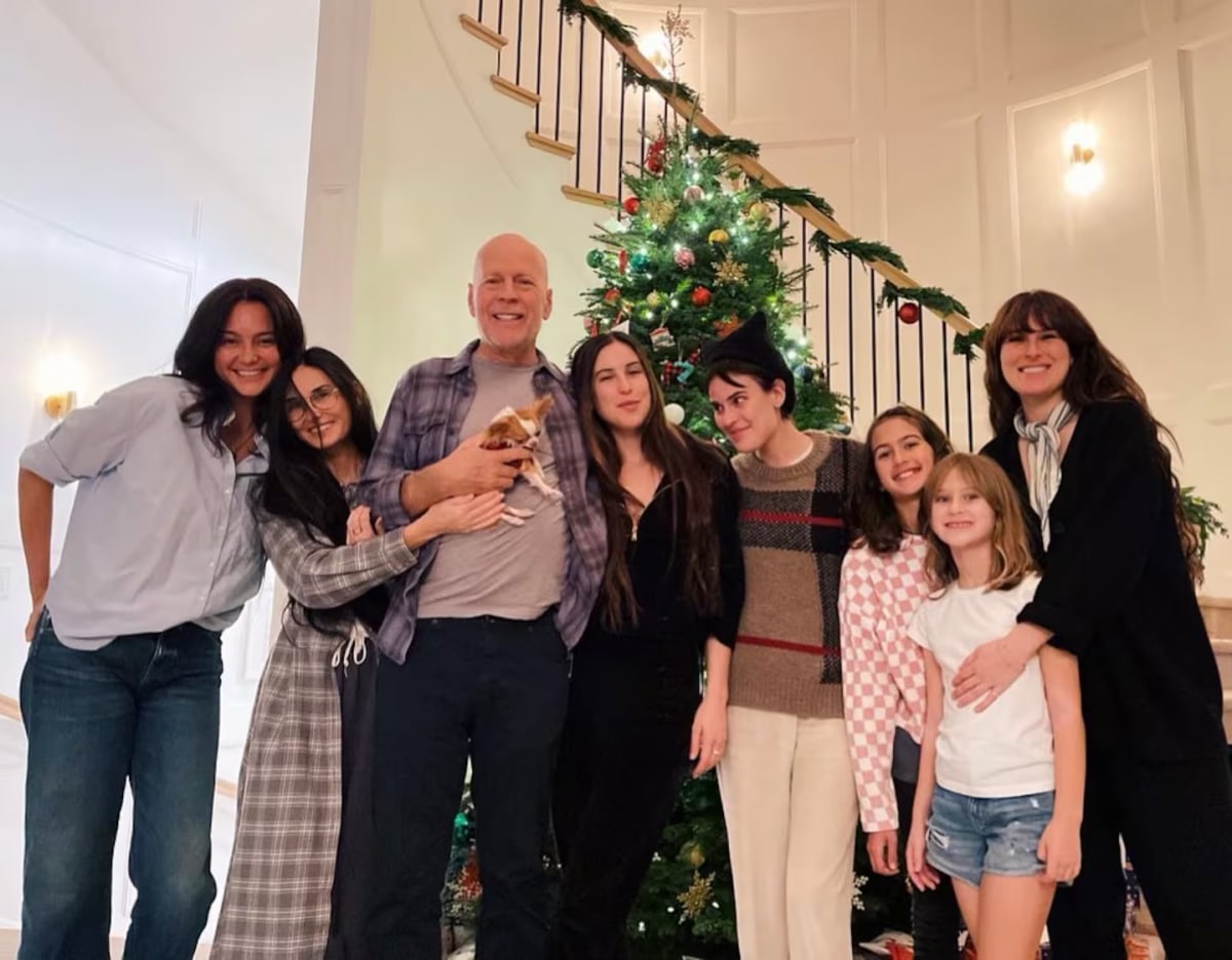 bruce-willis-junto-a-sus-hijas-su-ex-demi-moore-y-su-actual-pareja-emma-heming-foto-instagramdemimoore-2UMPQ7DMT5GA7LUE4X3AEW23HU.avif