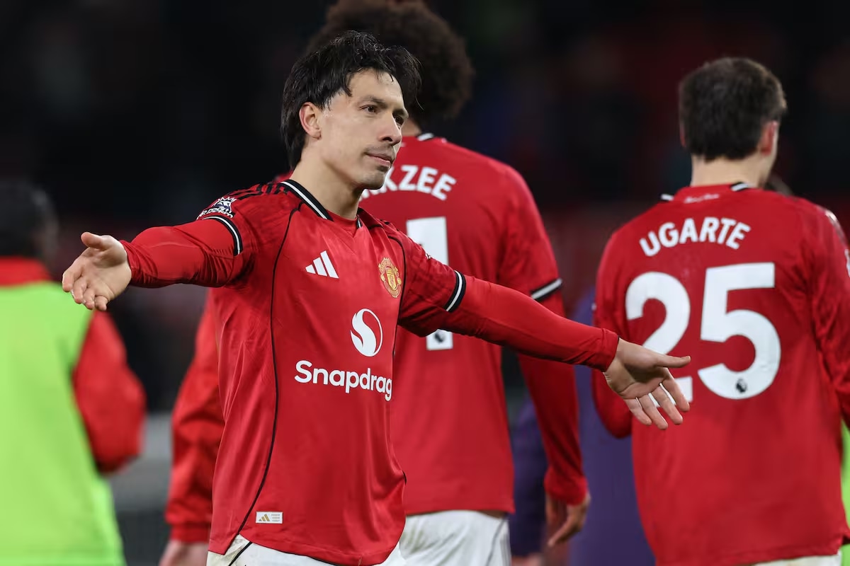 Después de casi un año, Lisandro Martínez volvió al once inicial en el Manchester United