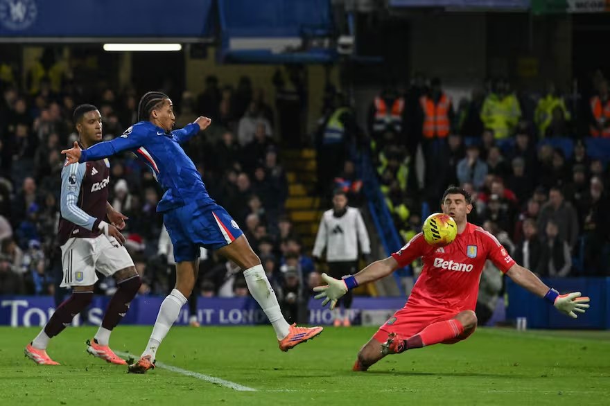 "Dibu" Martínez fue un  gigante en Londres: Aston Villa remontó ante el Chelsea de Enzo y sigue en la pelea