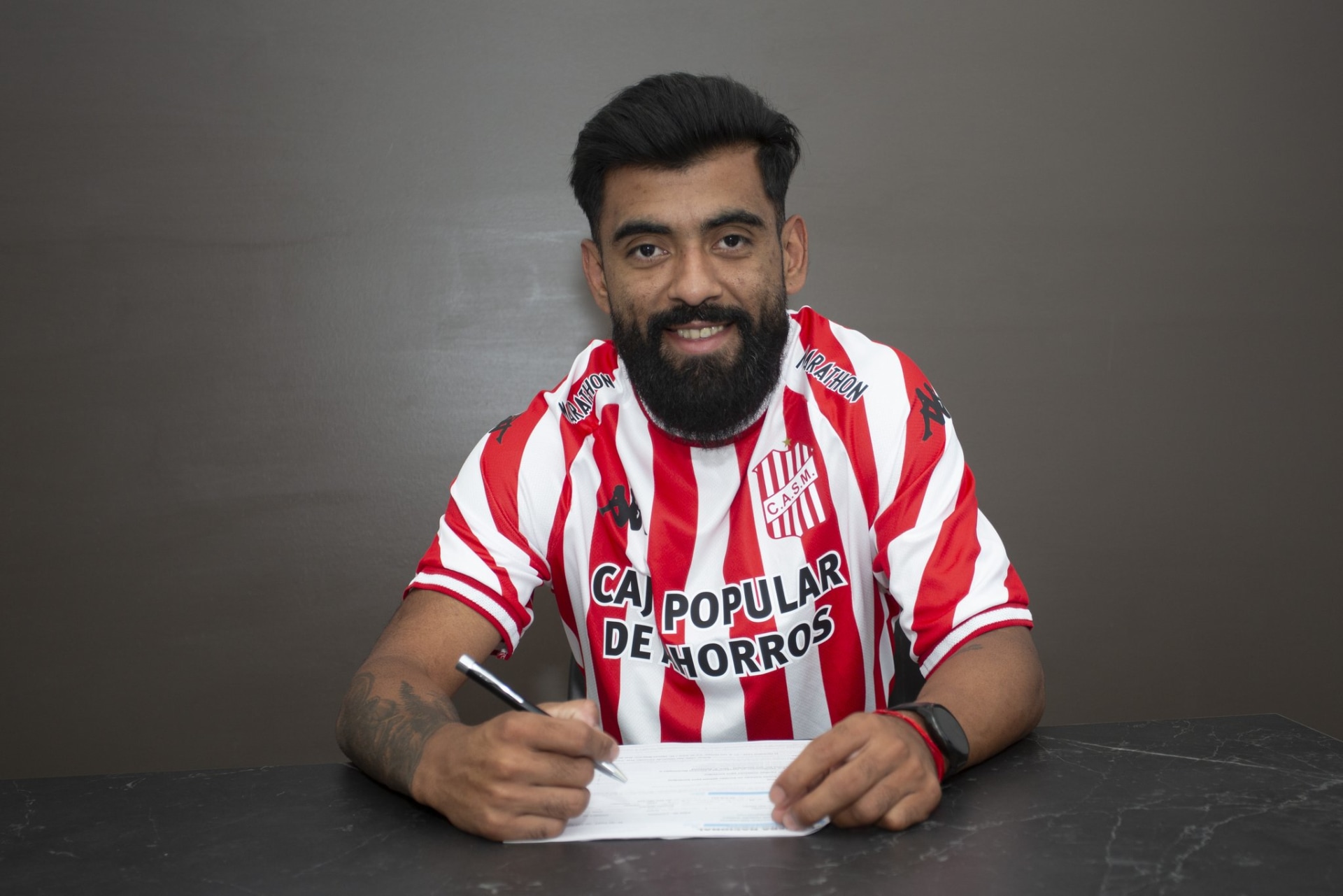 San Martín oficializó la primera incorporación: Jorge Juárez ya posó con la casaca "Ciruja"