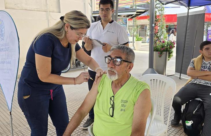 Vacunación rápida en Peatonal Mendoza y Muñecas para tucumanos