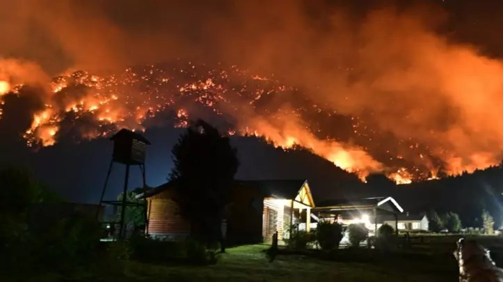 Continúa el  avance del fuego en Chubut y recomiendan máxima precaución en la Ruta 40