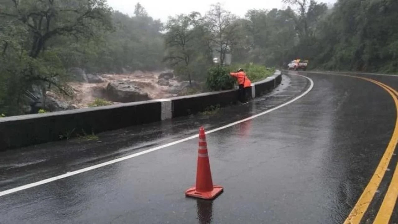 Precaución al circular: lluvias generan obstrucciones en rutas tucumanas