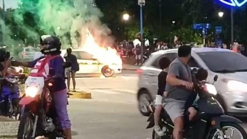 Dramáticas escenas tras el incendio de un taxi frente a testigos