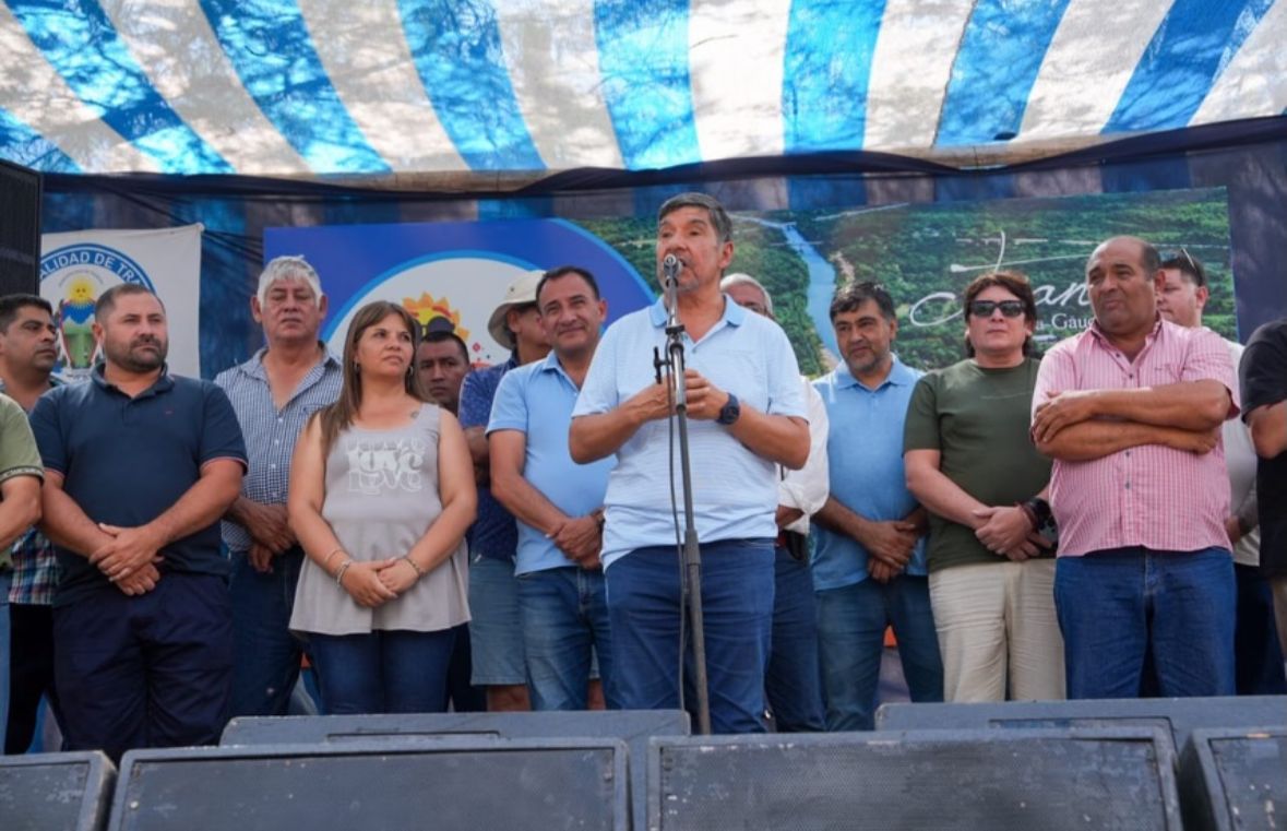 Acevedo encabezó el inicio de la temporada turística en El Boyero, que recibió a 8.000 personas