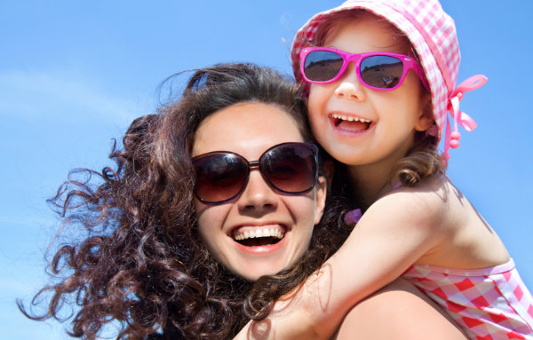 Más allá de la piel: los riesgos invisibles del sol para la vista