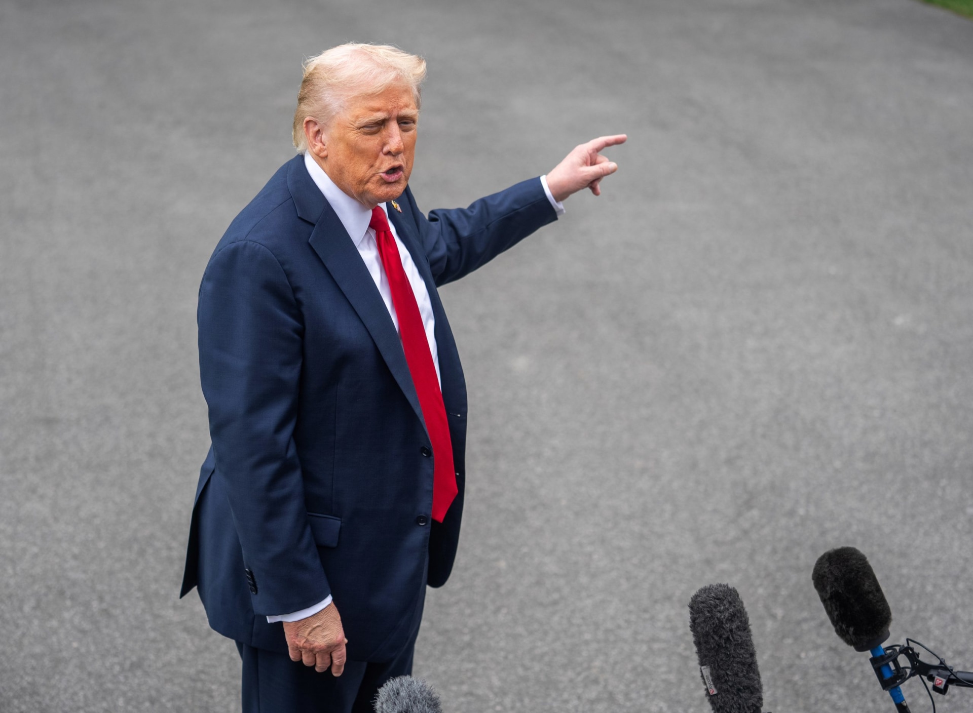 Trump advierte que evalúa “opciones muy fuertes” contra Irán y no descarta una acción militar