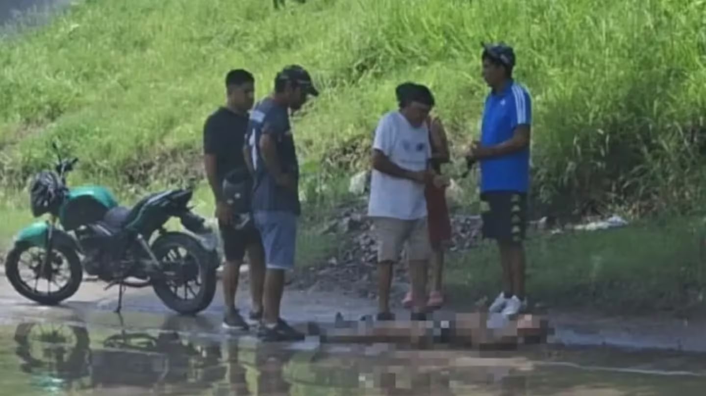 Arrojaron a una mujer con las manos atadas desde un carro y huyeron