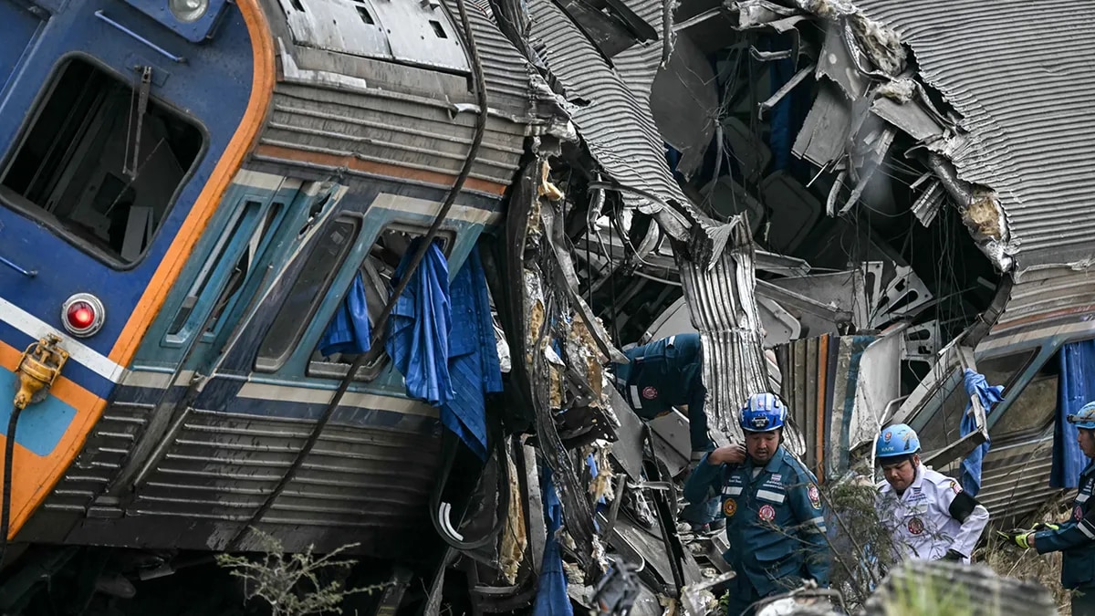 Al menos 30 muertos tras el colapso de una grúa sobre un tren en Tailandia