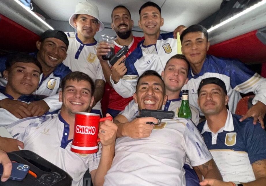 Polémica por una foto de los jugadores de Tucumán Central festejando con armas