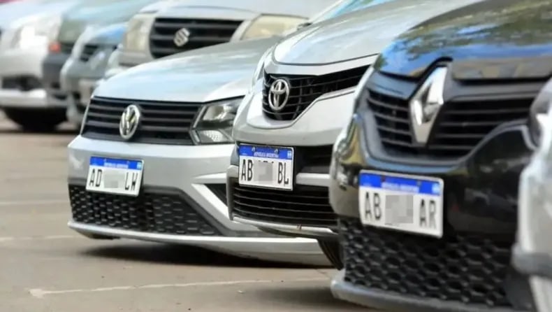 Multas millonarias: el costo de conducir vehículos sin identificación reglamentaria