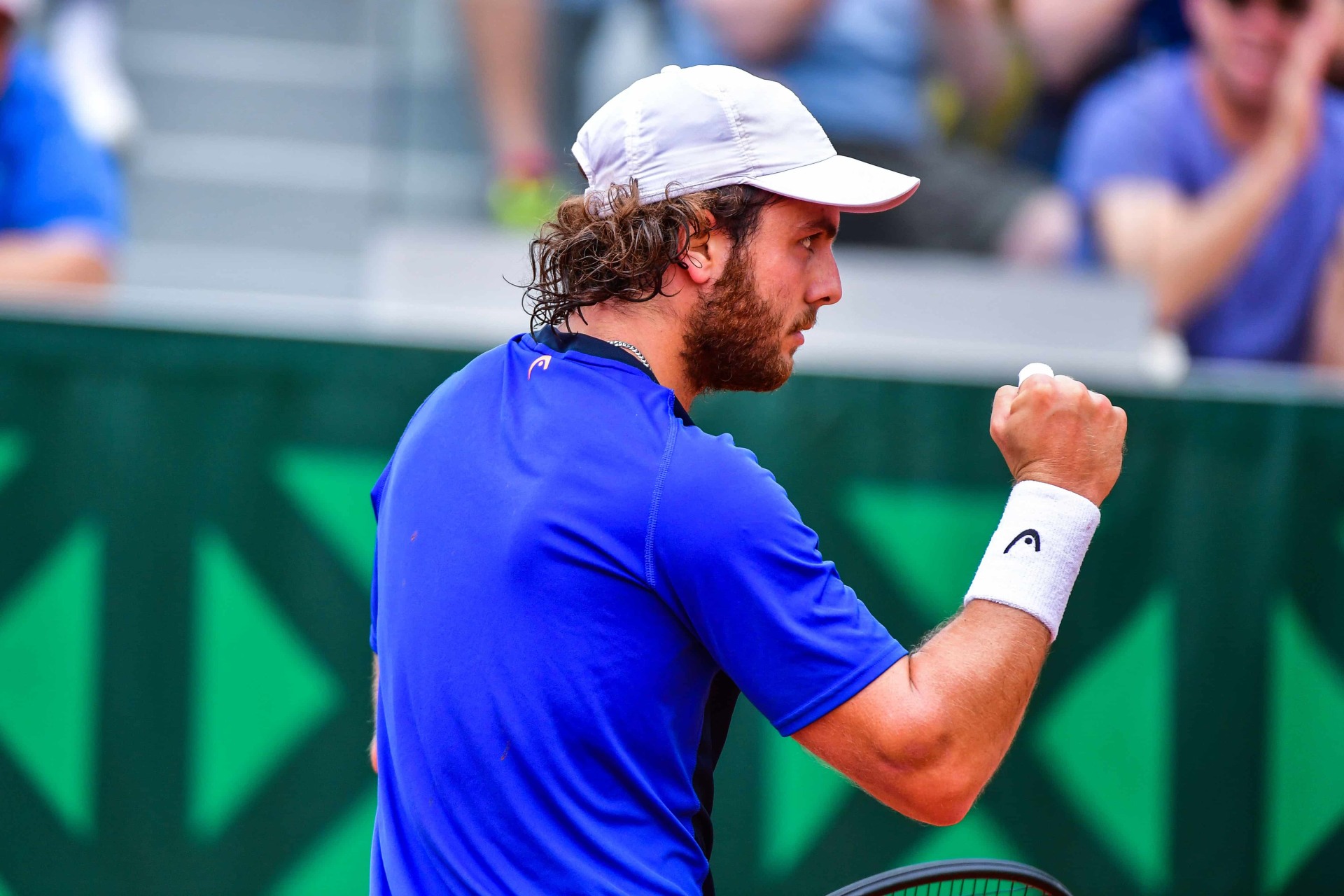 Marco Trungelliti sostiene la bandera argentina en la qualy del Abierto de Australia