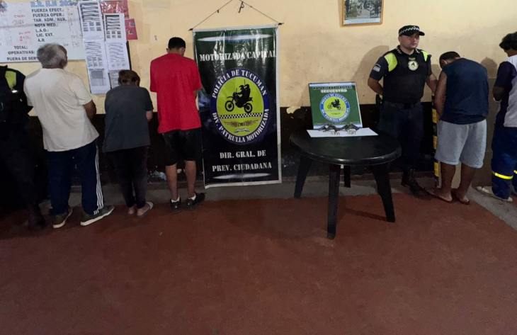 Detienen a dos hombres por un violento robo a mano armada mientras familiares intentaban obstaculizar el procedimiento