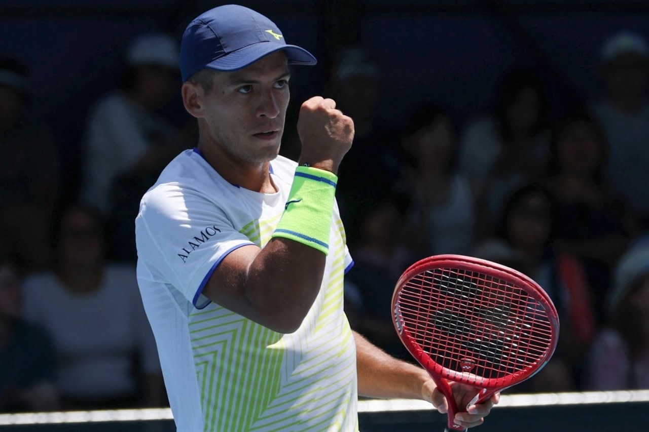 Sebastián Báez resistió todo y avanzó en un debut maratónico en Australia