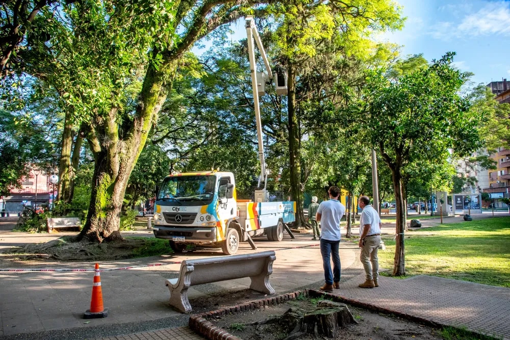 La Plaza Yrigoyen se renueva con obras de arbolado, paisajismo e iluminación 