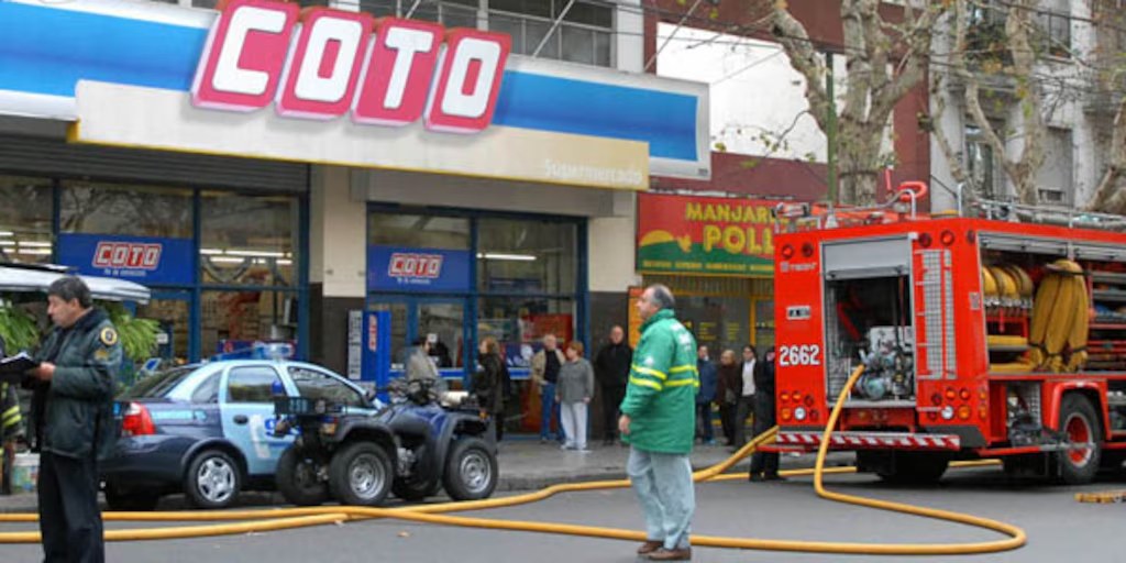 Incendio en un supermercado obligó a evacuar el local y dejó tres personas heridas