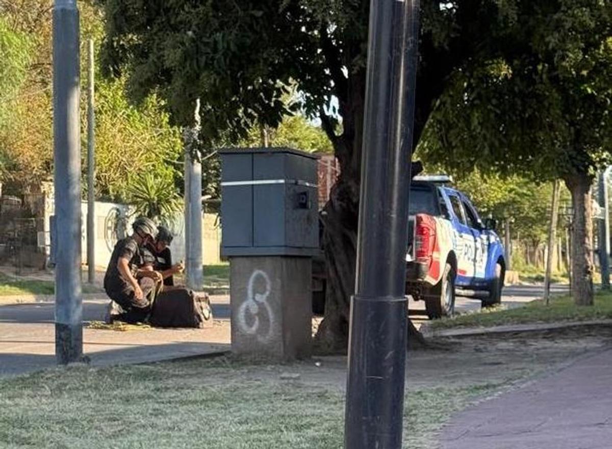 Grave ataque en Córdoba: vecinos lanzaron una granada contra policías