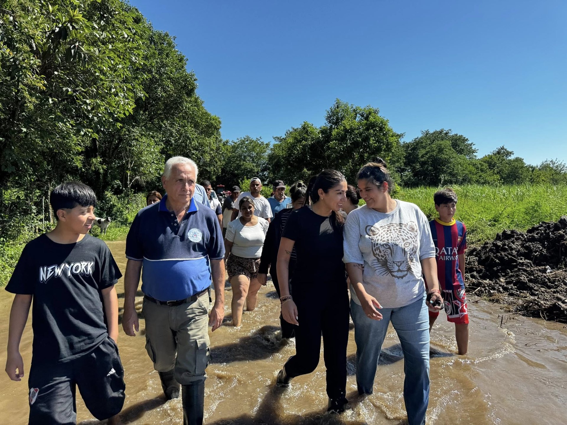Tras el reclamo de los vecinos, la intendenta recorrió las zonas inundadas de Villanueva
