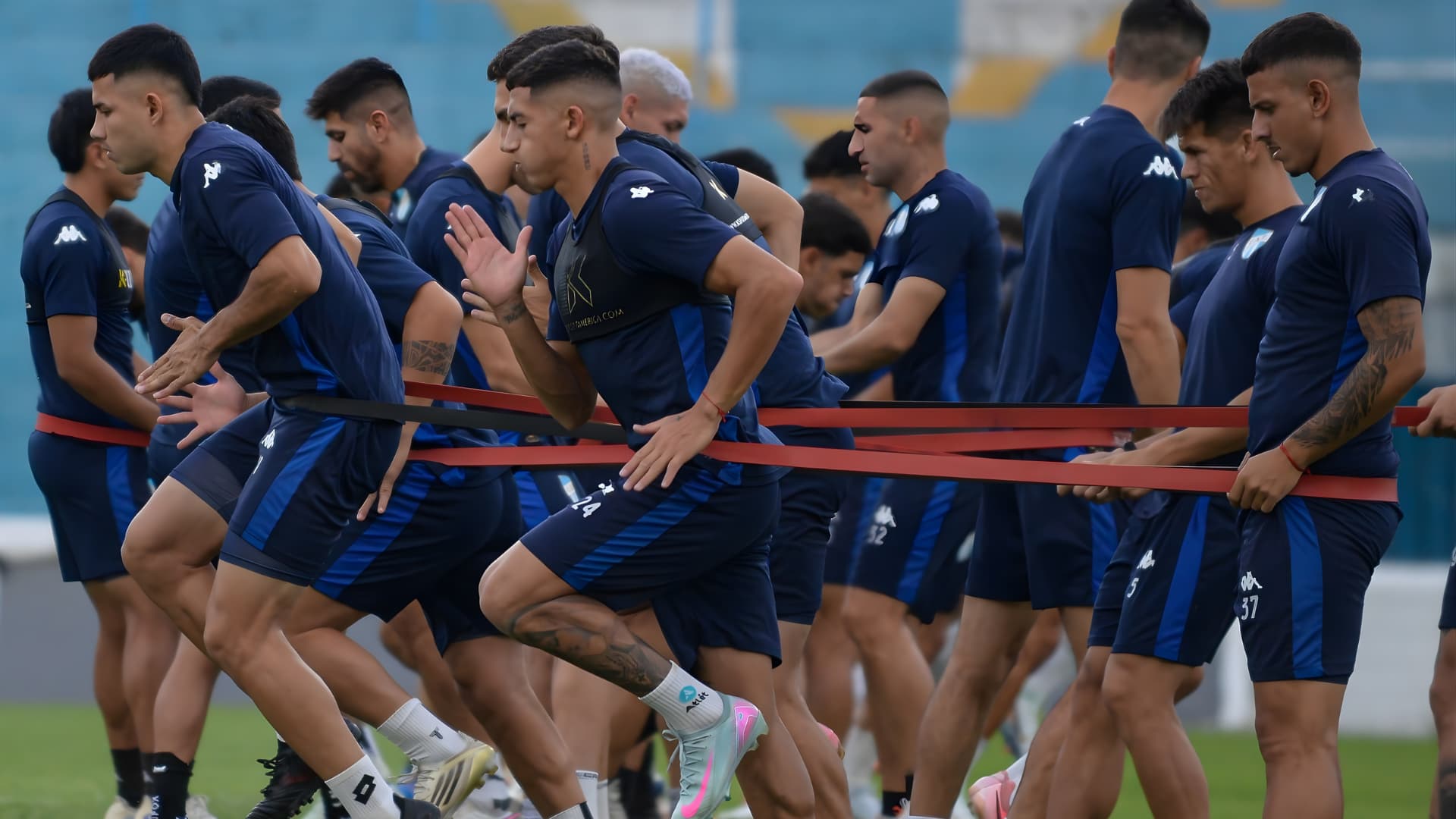 Con urgencias y una baja sensible, Atlético Tucumán vuelve al Monumental