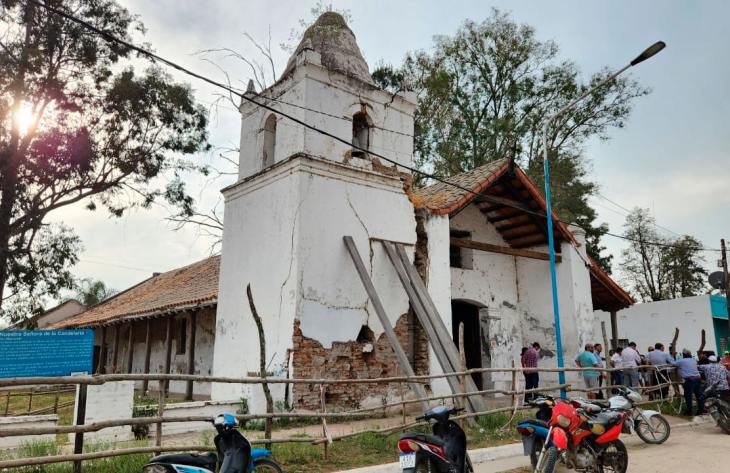 Por las lluvias, se derrumbó parte de la capilla de Nuestra Señora de la Candelaria en Villa Chicligasta