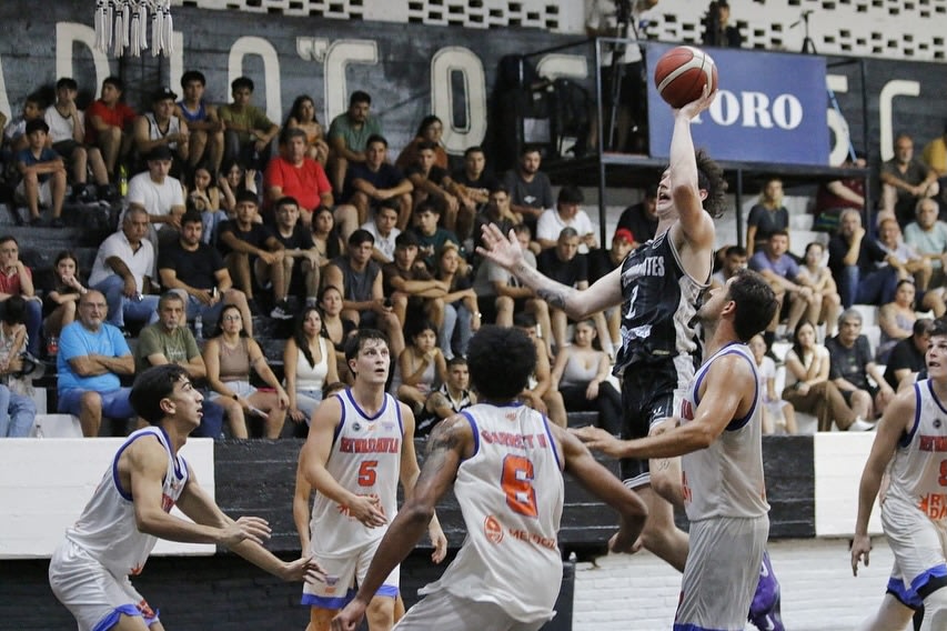 FINAL DEL PARTIDO Ganó Estudiantes 82-81 ante @rivadaviabasquetoficial Fotos @luperalta.fotograf (2).jpg FINAL DEL PARTIDO Ganó Estudiantes 82-81 ante @rivadaviabasquetoficial Fotos @luperalta.fotograf (2).jpg