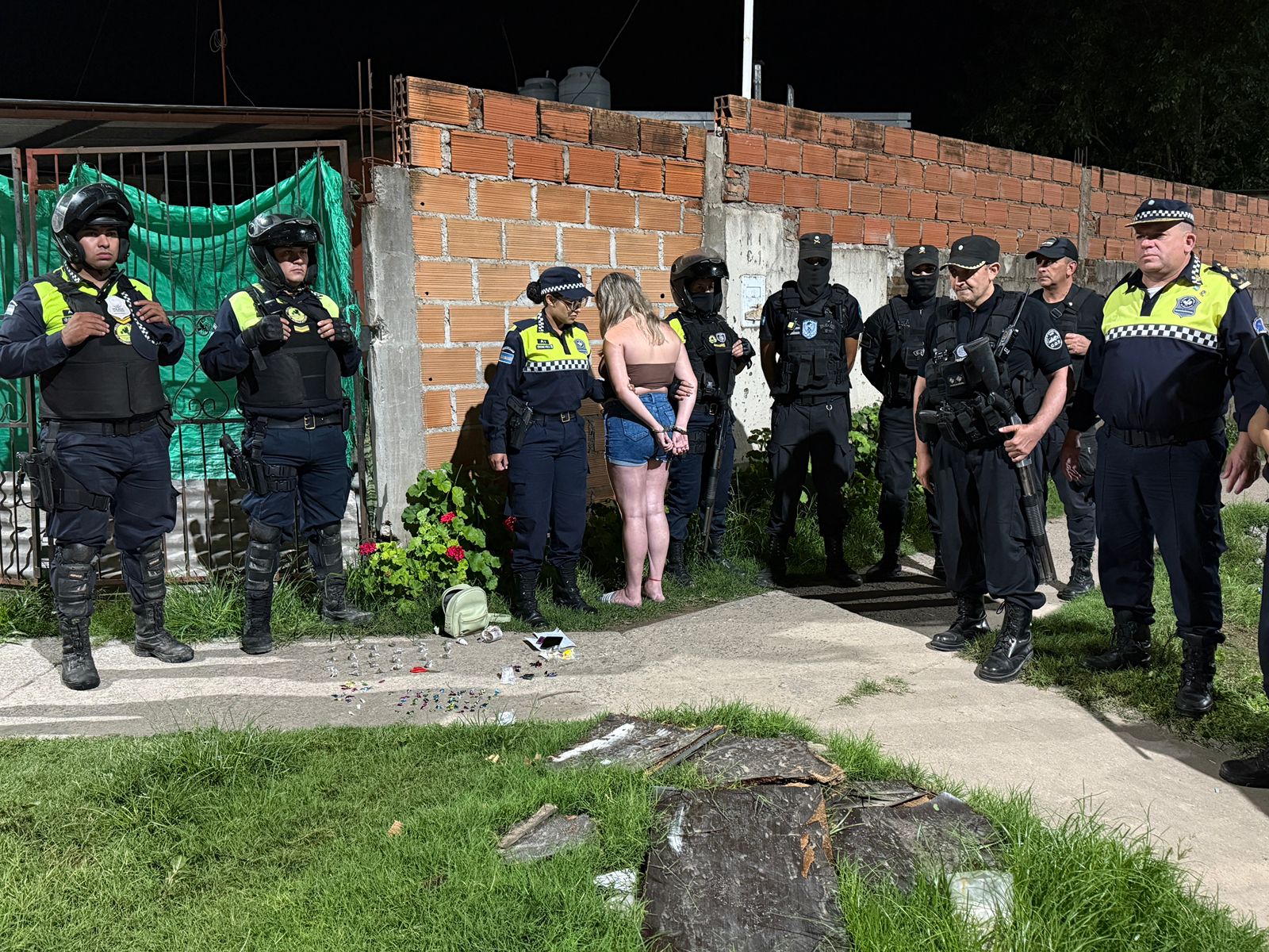 Detuvieron a una joven de 18 años con cocaína, marihuana y más de $120 mil, pero una auxiliar fiscal ordenó su liberación