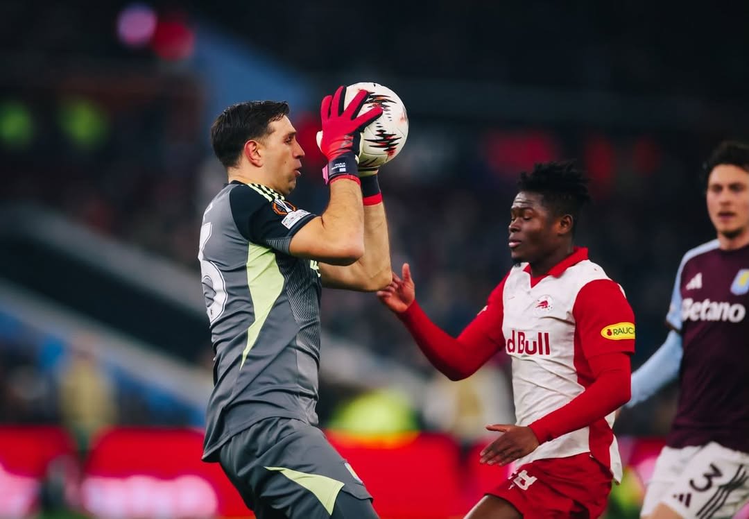 "Dibu" Martínez respondió cuando más lo necesitó el Aston Villa y llegó la remontada