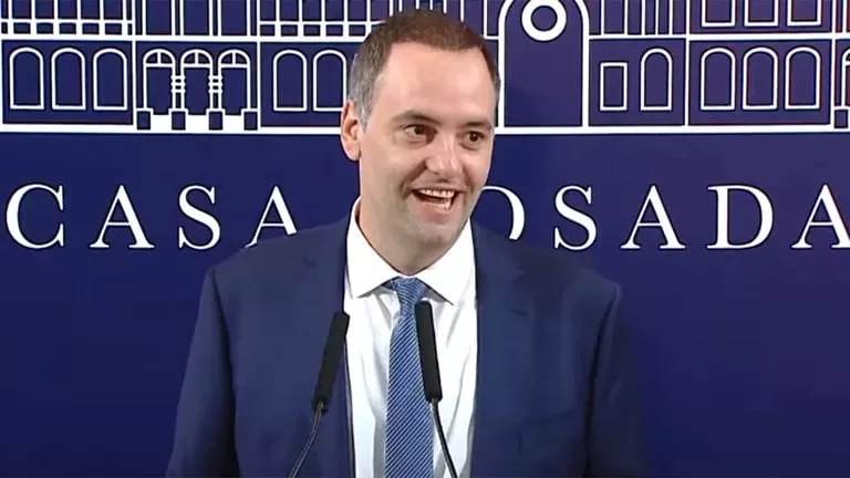 Adorni asume como director de YPF por el Estado Nacional