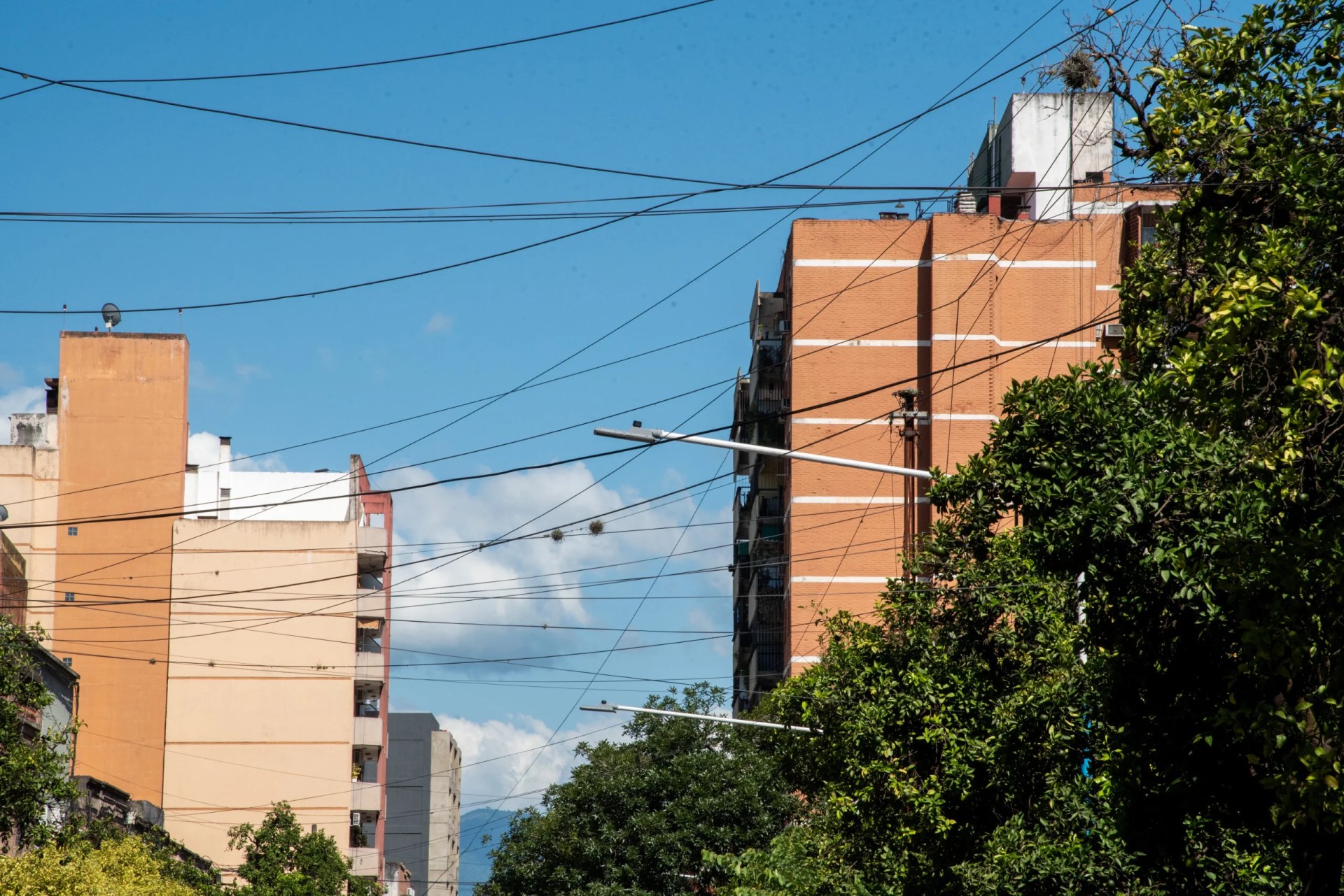 La Municipalidad iniciará un plan para ordenar el cableado aéreo y reducir la contaminación visual en la ciudad