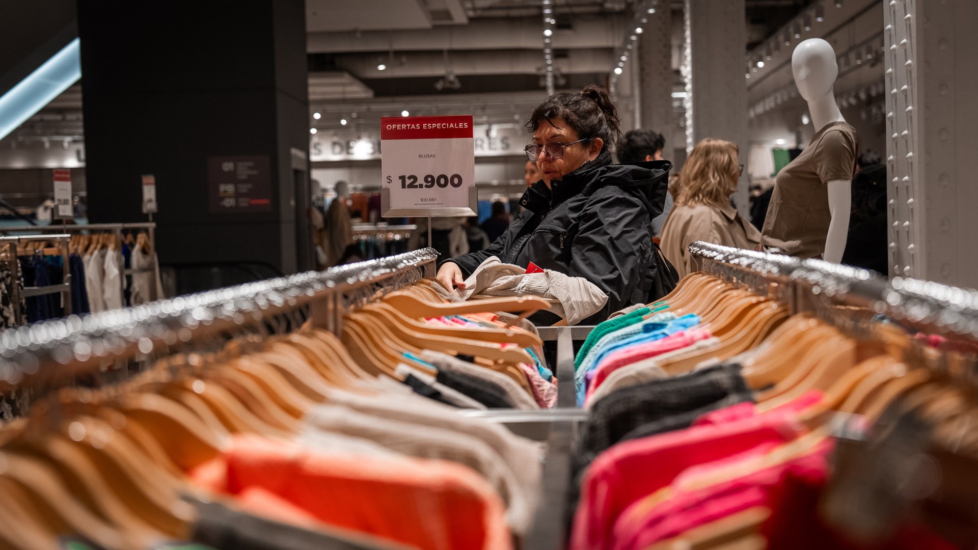 La ropa más barata a costa de fábricas cerradas y miles de puestos perdidos: La encrucijada del sector textil argentino