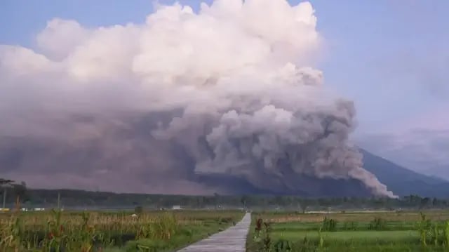 Indonesia: el monte Semeru registró cinco erupciones en pocas horas