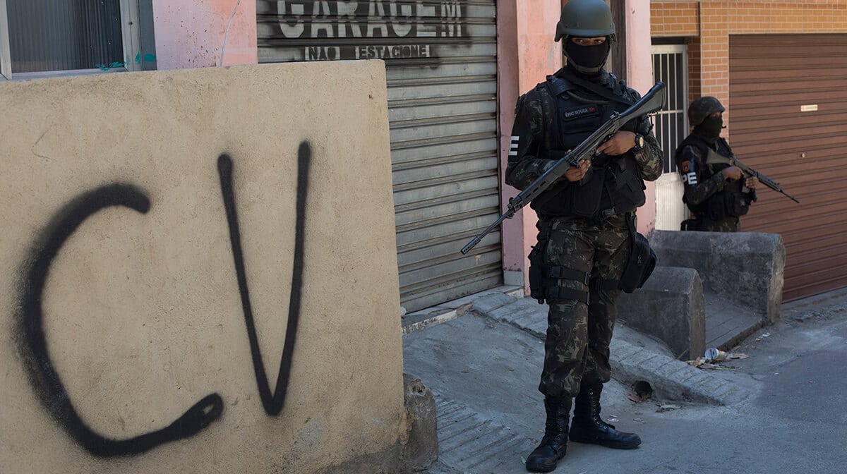 Comando-Vermelho-graffiti-police_Brasil_Silvia-Izquierdo_Gamechangers_InSight-Crime_20-12-17.jpg
