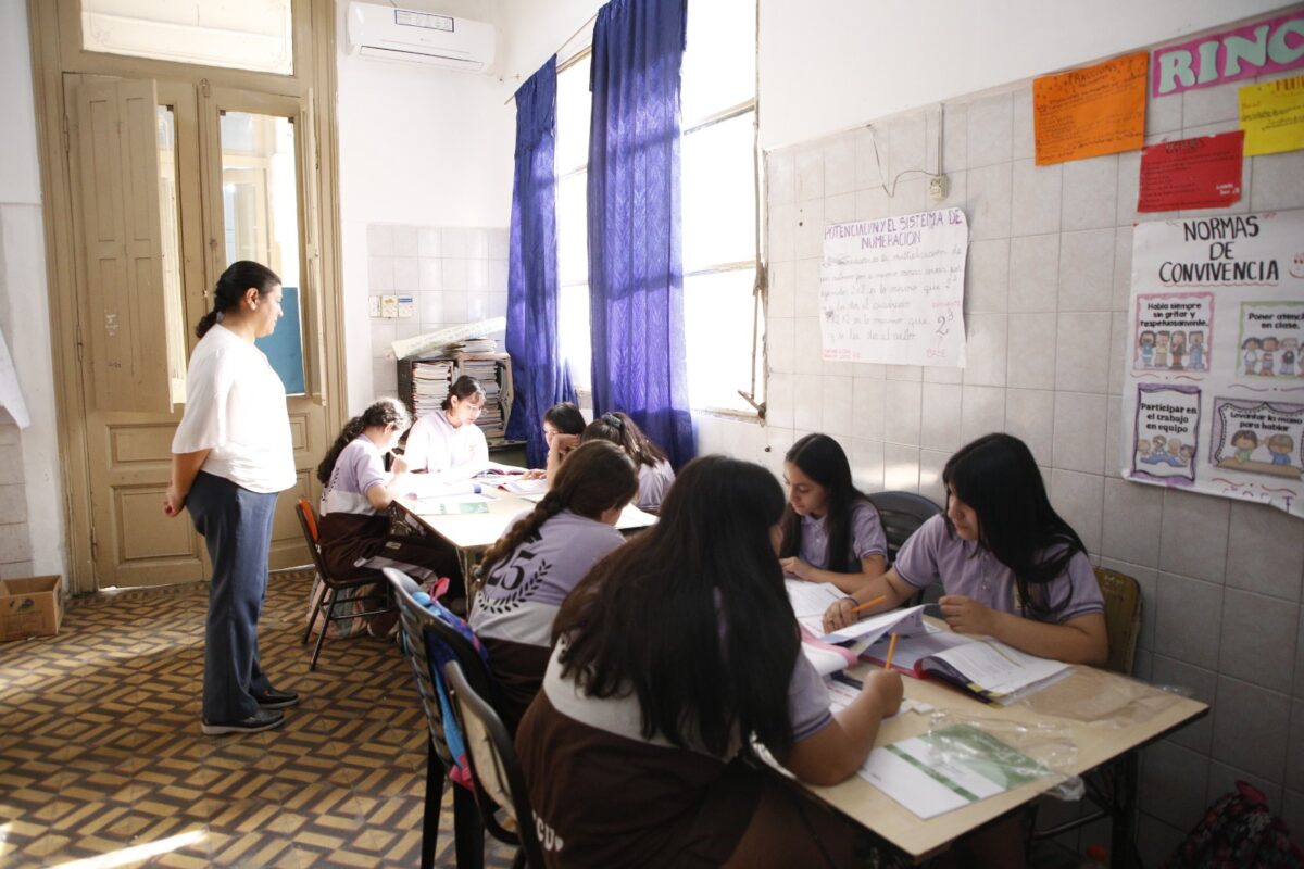 Tucumán en el centro de la alerta educativa: más del 70% de sus alumnos de primaria no alcanzaría el mínimo de horas de clase en 2026