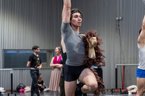 Fuerte polémica por burlas homofóbicas a un bailarín del Colón y el respaldo de Julio Bocca