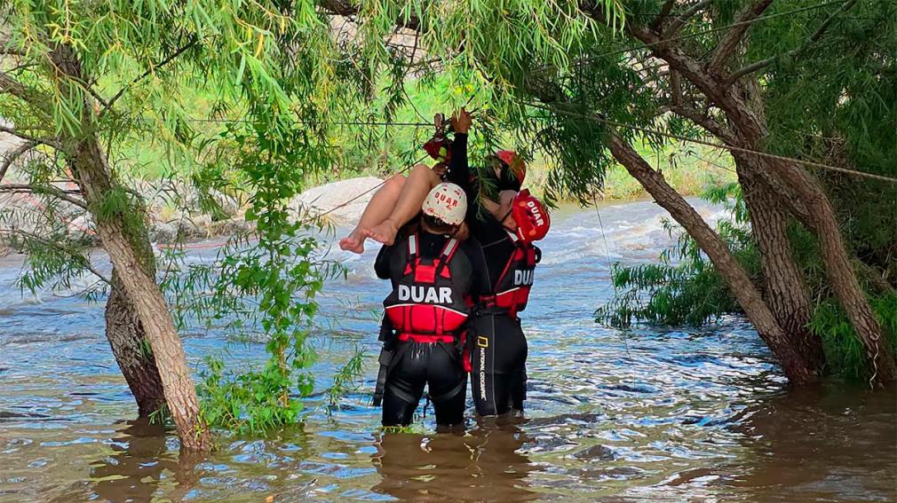 Rescatan a ocho personas atrapadas por la crecida de un río en Córdoba