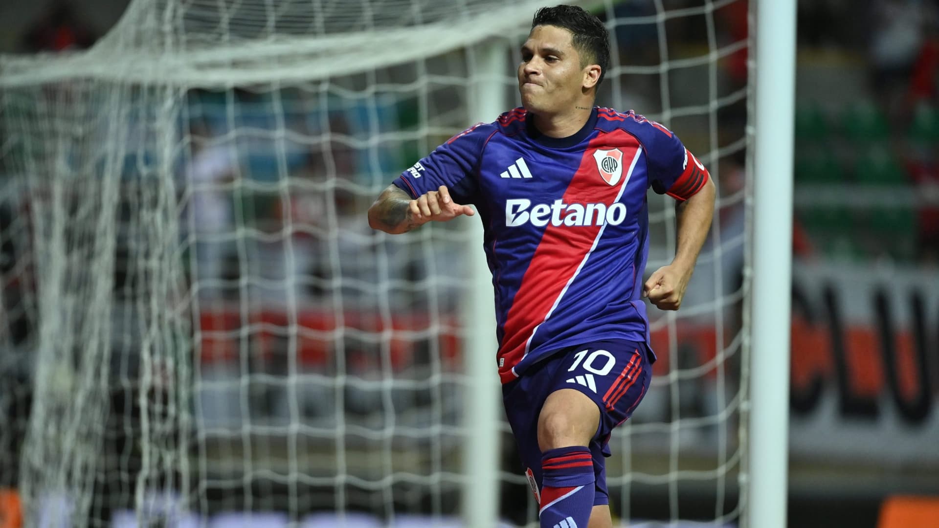 River caminó por la cornisa y lo definió con un gol agónico de Juan Fernando Quintero