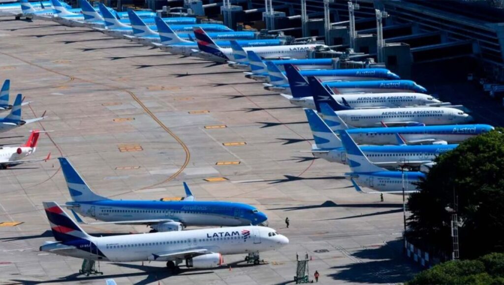 El paro aeronáutico afecta a más de 64.000 pasajeros y provoca cientos de vuelos cancelados