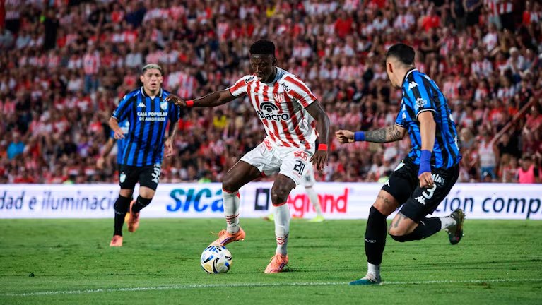 Entre fallos polémicos y cambios erráticos, Atlético Tucumán vuelve a caer como visitante