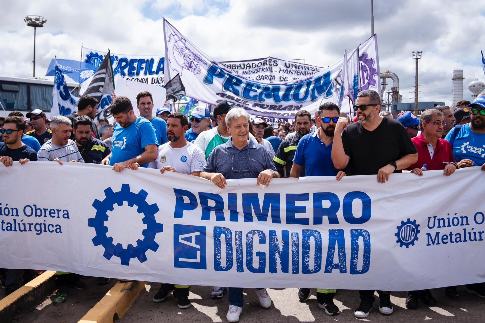 Gremios “duros” preparan paro y movilización mientras la CGT evalúa judicializar la reforma laboral