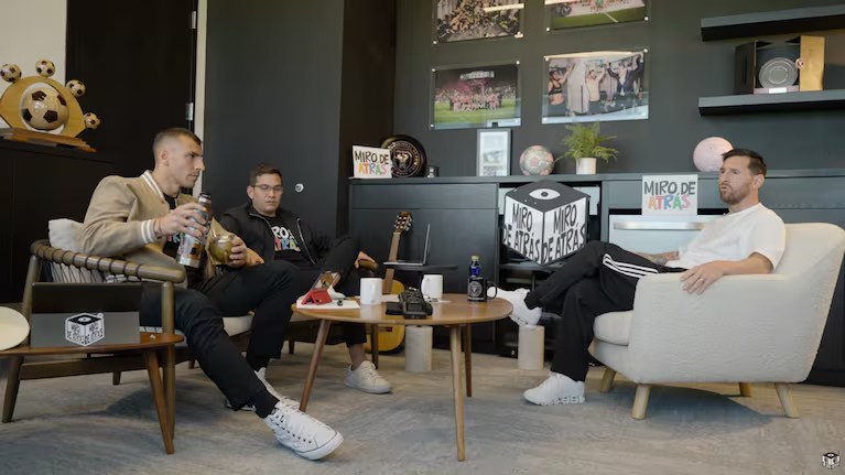 lionel-messi-en-la-entrevista-con-miro-de-atras-el-programa-de-youtube-del-paton-guzman-foto-captura-miro-de-atras-yutube-DTPVMXSF7BE2HAHWN5FHL6445Y.avif