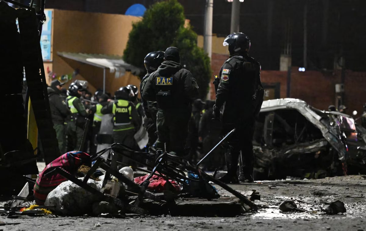personal-de-emergencia-y-autoridades-policiales-de-de-bolivia-en-el-area-donde-se-produjo-el-accidente-foto-reutersclaudia-morales-DT6P4JVTONDVTCVUMRIYCRDG5U.avif