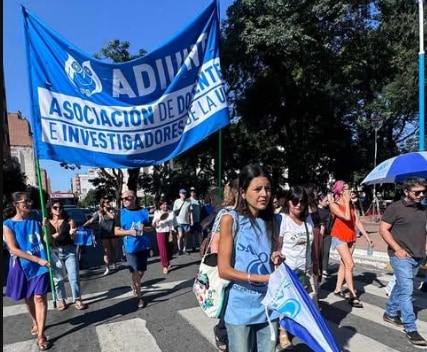 Docentes tucumanos se movilizaron en Plaza Independencia y endurecen el reclamo salarial