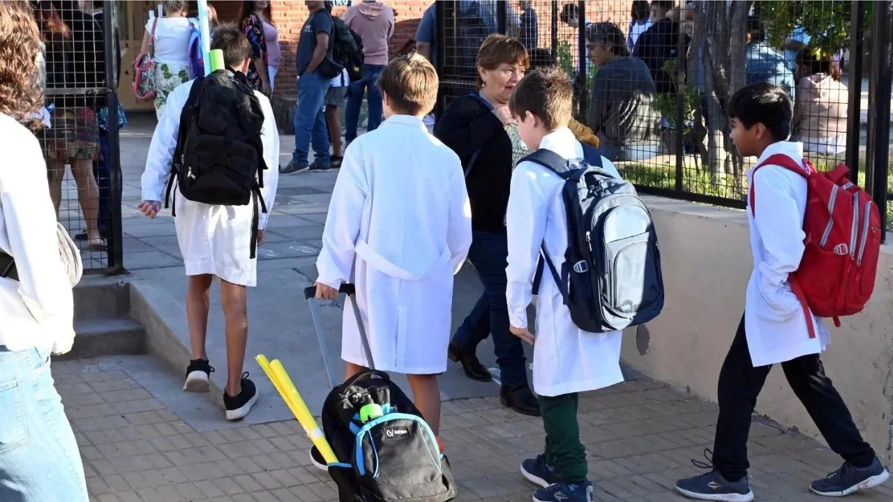 Las clases comienzan en Tucumán con conciliación obligatoria y casi medio millón de alumnos en las aulas