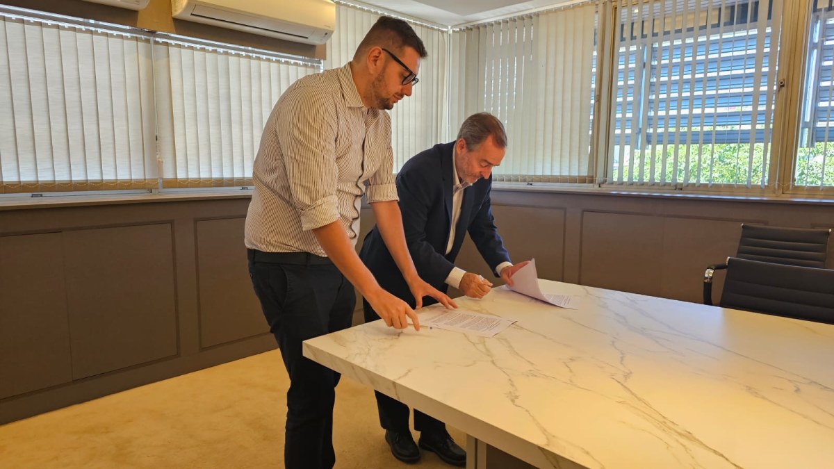 Firma entre EDET y Fundacion Leon - Federico Diaz Marino _Fundacion Leon Ernesto San Miguel_Gerente General de EDET.jpeg