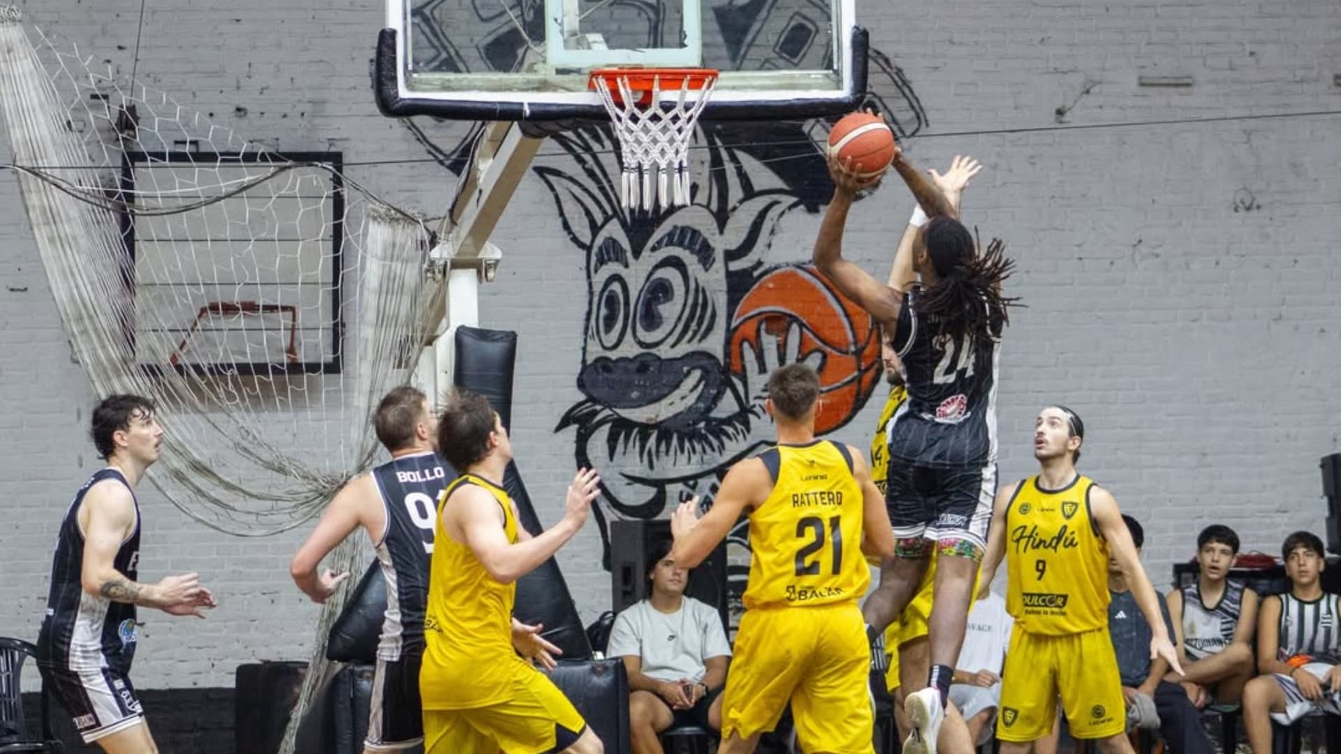 Estudiantes resistió la remontada de Hindú y celebró ante su gente